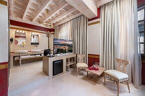 10GR Boutique Hotel and Wine Bar