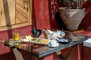 10GR Boutique Hotel and Wine Bar