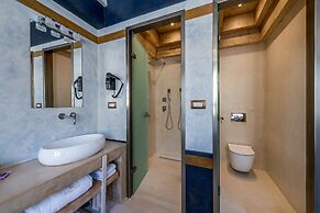 10GR Boutique Hotel and Wine Bar