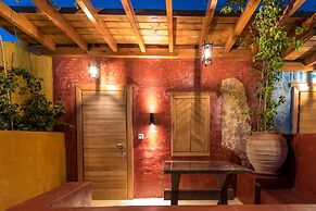 10GR Boutique Hotel and Wine Bar