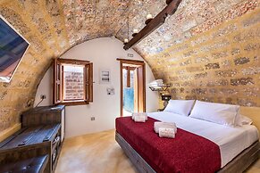 10GR Boutique Hotel and Wine Bar