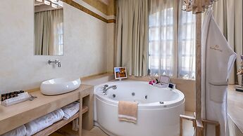 10GR Boutique Hotel and Wine Bar