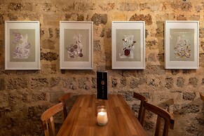 10GR Boutique Hotel and Wine Bar