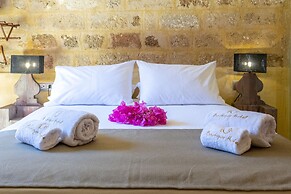 10GR Boutique Hotel and Wine Bar