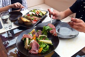 10GR Boutique Hotel and Wine Bar