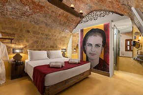 10GR Boutique Hotel and Wine Bar