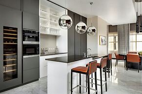 The Sinclair, Autograph Collection