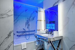 The Sinclair, Autograph Collection