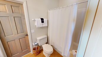 Oceania 906 3 Bedroom Condo by RedAwning