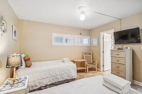 Holiday Surf & Racquet 614 2 Bedroom Condo by RedAwning