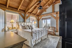 Sugar Shack 4 Bedroom Home by RedAwning