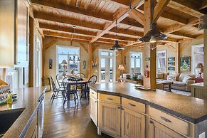 Sugar Shack 4 Bedroom Home by RedAwning