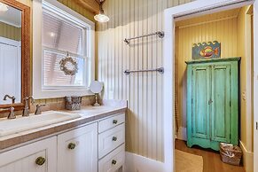 Sugar Shack 4 Bedroom Home by RedAwning