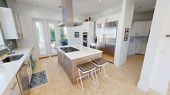 Seabreeze 5 Bedroom Home by RedAwning