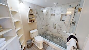 Inlet Reef 605 2 Bedroom Condo by RedAwning