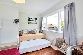 Sunny Grey Lynn Holiday Home