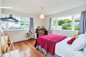 Sunny Grey Lynn Holiday Home