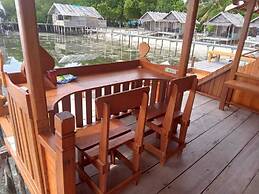 Sunset Homestay Arborek