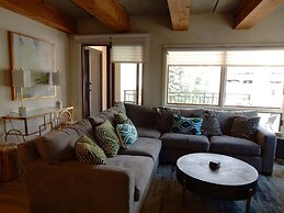 2 Br  With Huge, Sectional Couch 2 Bedroom Condo - No Cleaning Fee! by