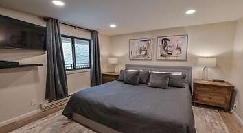 2 Br  With Huge, Sectional Couch 2 Bedroom Condo - No Cleaning Fee! by