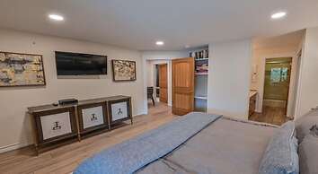 2 Br  With Huge, Sectional Couch 2 Bedroom Condo - No Cleaning Fee! by