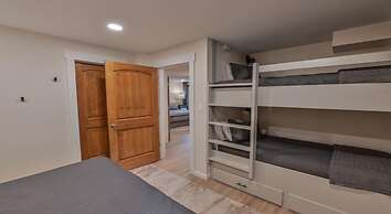 2 Br  With Huge, Sectional Couch 2 Bedroom Condo - No Cleaning Fee! by