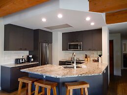 2 Br  With Huge, Sectional Couch 2 Bedroom Condo - No Cleaning Fee! by