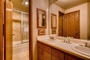 Updated 2 Br With View Of Lifts 2 Bedroom Condo - No Cleaning Fee! by 