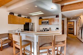 Updated 2 Br With View Of Lifts 2 Bedroom Condo - No Cleaning Fee! by 