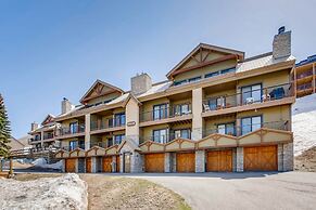 Unique, Mountain 4 Br  4 Bedroom Condo - No Cleaning Fee! by RedAwning