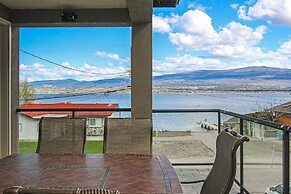 Luxury Lakefront Rooms