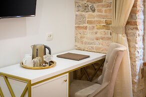 Le Premier Luxury Rooms