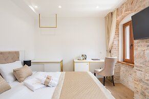 Le Premier Luxury Rooms