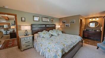 Rustic Mountain 3 Br  Plaza 3 Bedroom Condo - No Cleaning Fee! by RedA