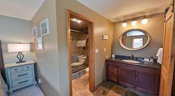 Rustic Mountain 3 Br  Plaza 3 Bedroom Condo - No Cleaning Fee! by RedA