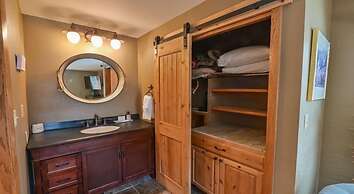 Rustic Mountain 3 Br  Plaza 3 Bedroom Condo - No Cleaning Fee! by RedA