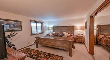 Rustic Mountain 3 Br  Plaza 3 Bedroom Condo - No Cleaning Fee! by RedA
