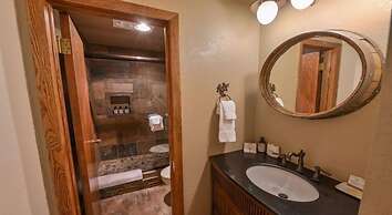 Rustic Mountain 3 Br  Plaza 3 Bedroom Condo - No Cleaning Fee! by RedA