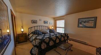 Rustic Mountain 3 Br  Plaza 3 Bedroom Condo - No Cleaning Fee! by RedA