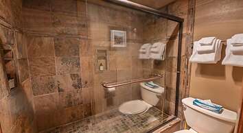 Rustic Mountain 3 Br  Plaza 3 Bedroom Condo - No Cleaning Fee! by RedA