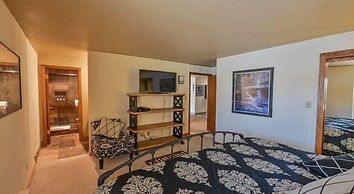 Rustic Mountain 3 Br  Plaza 3 Bedroom Condo - No Cleaning Fee! by RedA