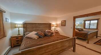 Rustic Mountain 3 Br  Plaza 3 Bedroom Condo - No Cleaning Fee! by RedA