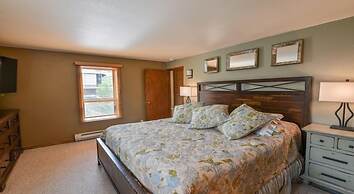 Rustic Mountain 3 Br  Plaza 3 Bedroom Condo - No Cleaning Fee! by RedA