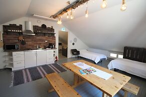 LAURI Historical Log House Manor