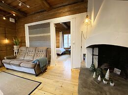 LAURI Historical Log House Manor