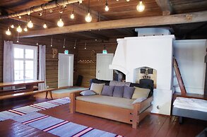 LAURI Historical Log House Manor