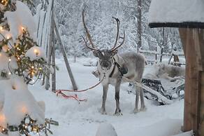 LAURI Historical Log House Manor