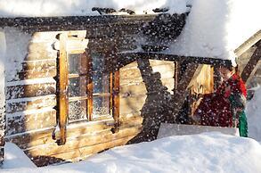 LAURI Historical Log House Manor