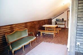 LAURI Historical Log House Manor