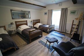 LAURI Historical Log House Manor